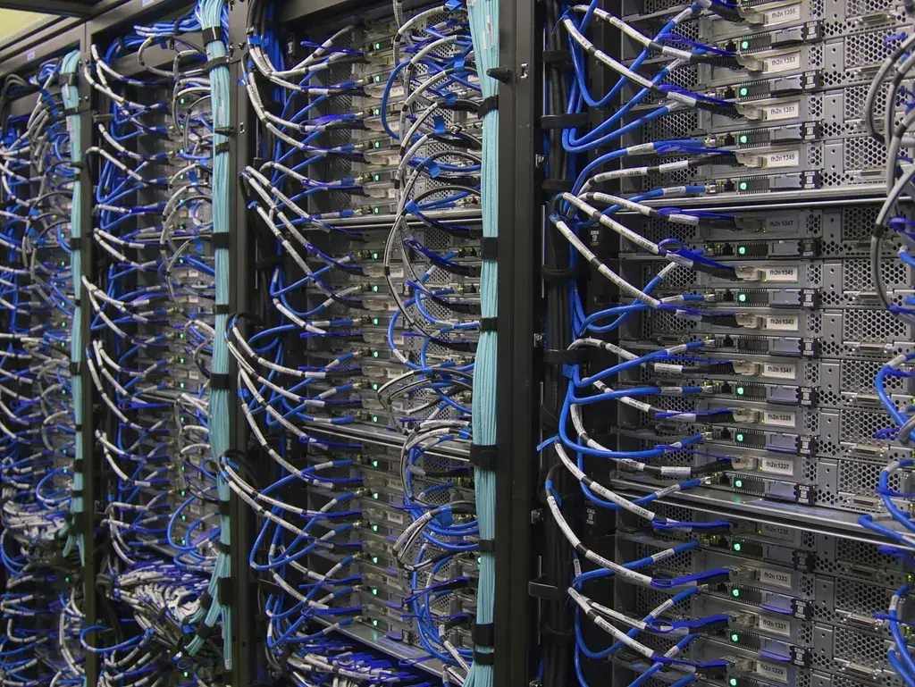 Cabeamento azul organizado na traseira de servidores em rack