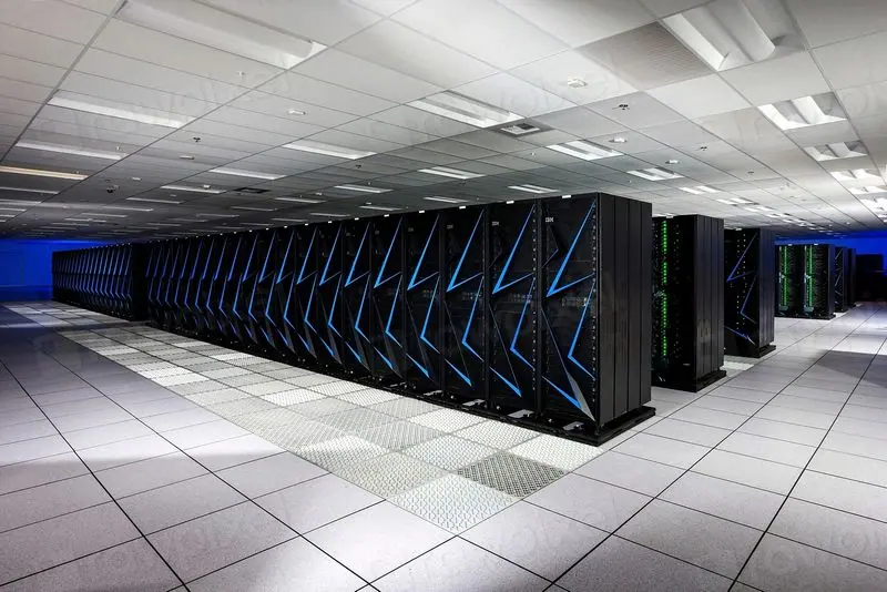 Corredor amplo de um centro de supercomputação com fileiras de gabinetes
