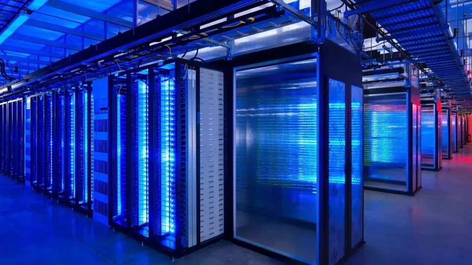 Corredor de datacenter moderno com racks iluminados em azul